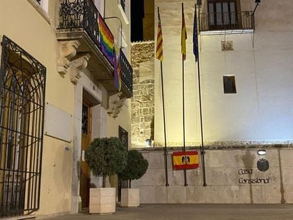 Fachada del Ayuntamiento de Albaida con las banderas LGTBI antes de ser arrancadas este fin de semana, y la franquista en la pared contigua. Imagen de Compromís.