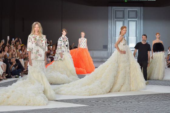 El diseñador Giambattista Valli pasea entre los abultados vestidos de su colección de alta costura.