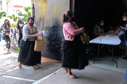 Personas hacen fila para ser vacunadas contra la covid-19, en San Cristóbal de las Casas, Chiapas (México), el pasado 17 de julio.