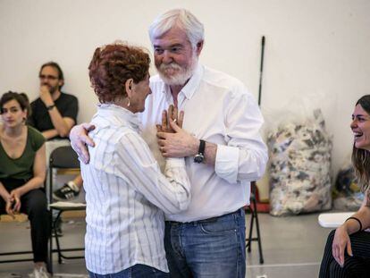 Fernando y Consolación, marido y mujer, bailan ante la mirada de la actriz Marta Matute (detrás), el director teatral Carlos Tuñón (al fondo) y una espectadora (a la derecha), en un ensayo de 'Lear (Desaparecer)'.