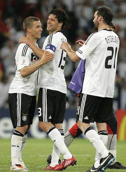 Podolski, felicitado por sus compañeros