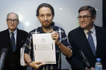 Juan Torres (derecha), junto a Pablo Iglesias y Vicenç Navarro (izquierda) en la presentación del borrador económico de Podemos.
