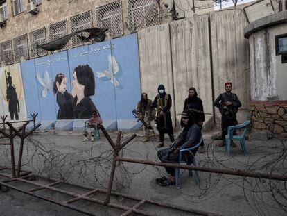 Un grupo de talibanes monta guardia en un barrio de la capital, cada día más desierta.