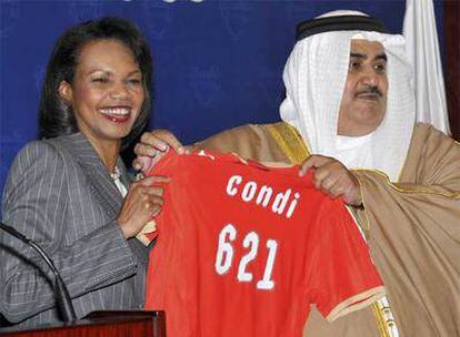 La secretaria de Estado de EE UU, Condoleezza Rice, recibe una camiseta de manos del ministro de Exteriores de Bahrein, Sheij Jaled Bin Ahmed al Jalifa, en Manama.