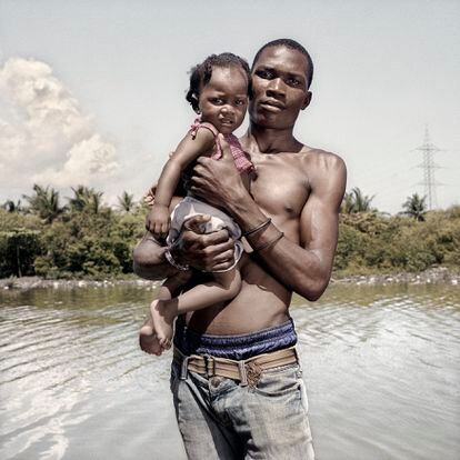 Un padre y su hija, en el río San Marcos, en Puerto Plata.