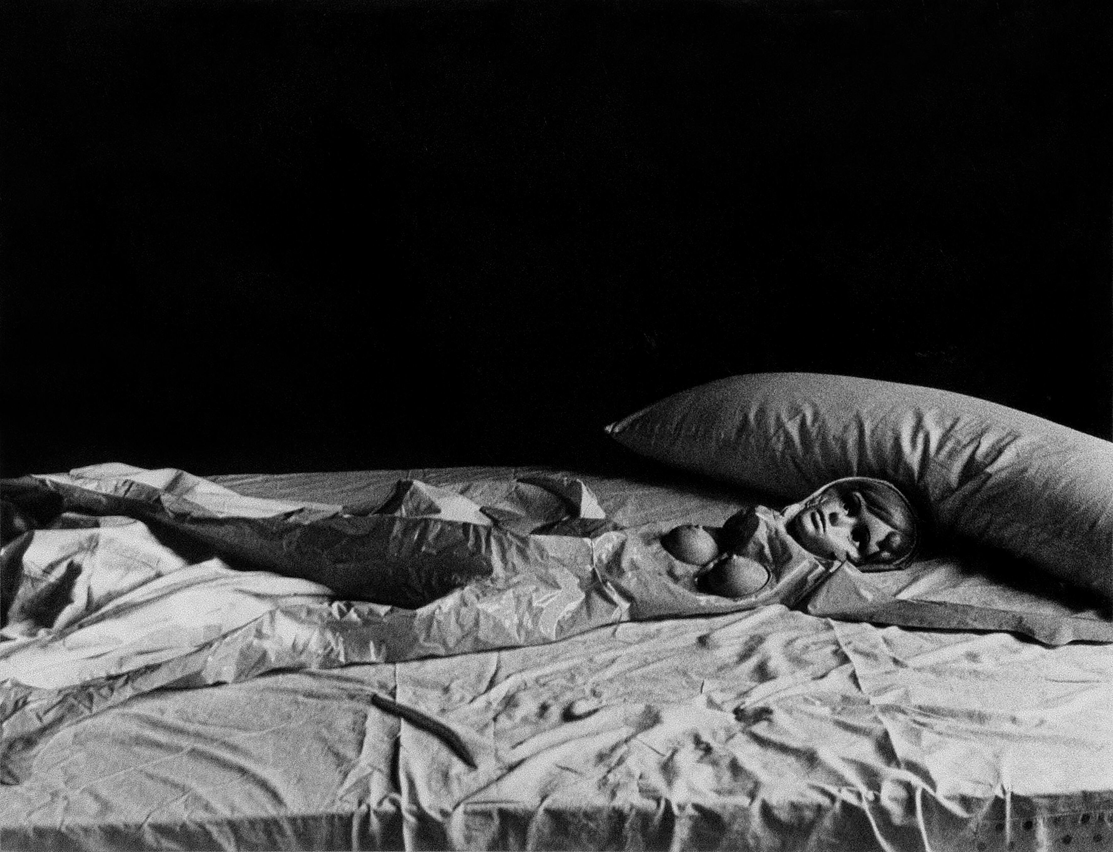 'Muñeca hinchable', fotografía tomada en Barcelona, en 1976, perteneciente a la serie 'Descuartizar un cuerpo'.  