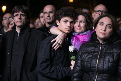 La hija y el nieto de Muriel Casals, Laia Gasch y Max, se abrazan en el adiós a la diputada.