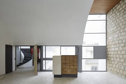 El estudio de Le Corbusier comunica con la entrada y las escaleras que llevan a la terraza superior. |