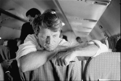 El senador Robert F. Kennedy reposa sobre el respaldo de un asiento durante un viaje en avión, en noviembre de 1966. Durante los tres años y medio que ejerció como senador también visitó Sudáfrica, donde el apartheid vivía su momento álgido, o habló de política internacional cuestionando la guerra de Vietnam.