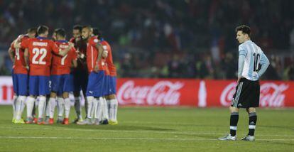 Messi contempla el panorama mientras los jugadores chilenos se conjuran antes de los penaltis.