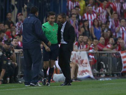 Simeone le propina una colleja al cuarto árbitro en la ida de la Supercopa.