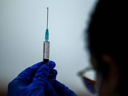 Personal sanitario prepara la segunda dosis de la vacuna contra el Covid-19 de Pfizer-BioNTec.