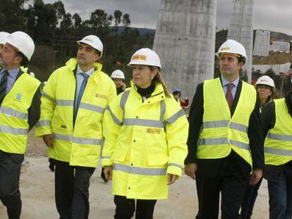 La ministra de Fomento, Ana Pastor, durante su visita a las obras del viaducto para el AVE sobre el r&iacute;o Ulla