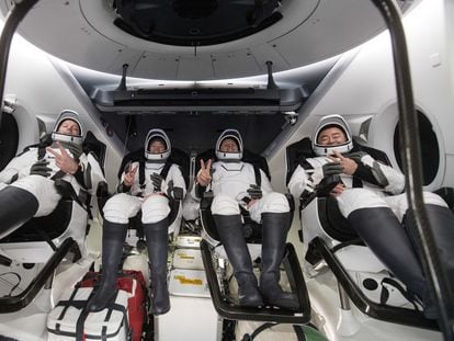 Desde la izquierda, los astronautas Thomas Pesquet, Megan McArthur, Shane Kimbrough y Aki Hoshide, en la cápsula Dragon, tras el amerizaje.