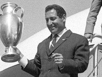 Paco Gento, con la sexta Copa de Europa conseguida por el Real Madrid, en 1966.