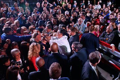 El candidato Romney saluda a sus seguidores a su llegada a un mitín en Reno, Nevada, el 25 de octubre.