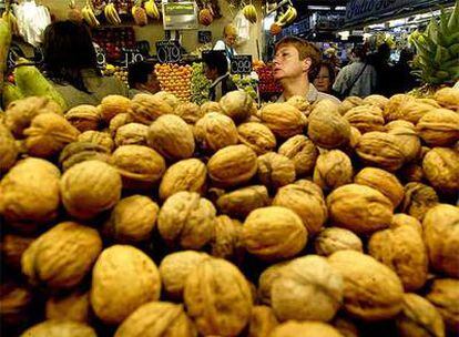 Un montón de nueces en un puesto del mercado de La Boquería de Barcelona.