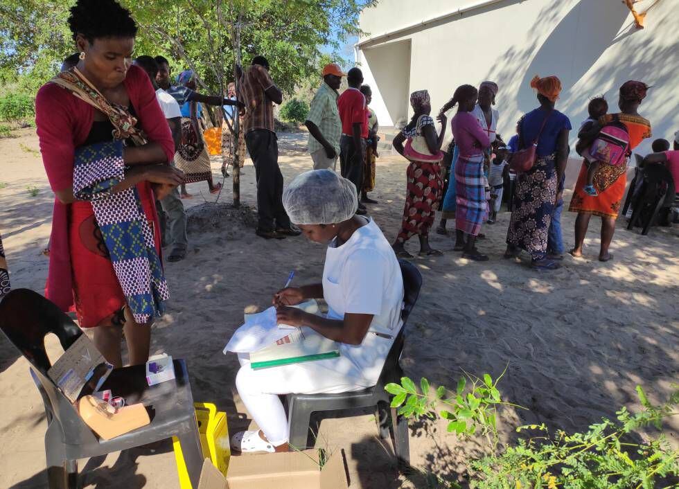 Joana Mauricio, enfermera del hospital de Moambo, forma parte del personal que cada tres meses se desplaza a comunidades remotas para informar sobre salud sexual y reproductiva, y proporcionar anticonceptivos a las mujeres que los soliciten. A principios de marzo estuvo en Mahulane.