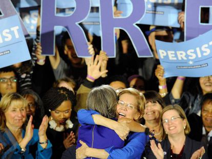 Las senadoras Elizabeth Warren y la congresista Katherine Clark, ambas demócratas, celebran la victoria en las legislativas de 2018 en EE UU.  