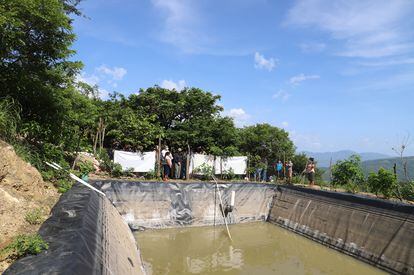 Embalse artificial cerca de Maraxcó (Guatemala), aldea ubicada en el Corredor Seco de Honduras y afectada por la sequía. Una vecina muestra a la embajadora de los Estados Unidos, Cindy McCain, el bajo nivel de agua del que disponen.