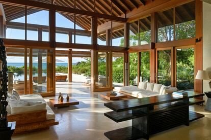 Donna Karan
Situada en Islas Turcas y Caicos, la villa de estilo afrobalinés conocida como El Santuario en la que residió la diseñadora neoyorquina es un paraíso terrenal de piscinas infinitas, spa y un pabellón para la práctica del yoga.