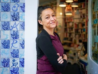 La escritora chilena Lisa Meruane posa en la entrada de la librería Rafael Alberti en Madrid el día 5 de mayo de 2023.