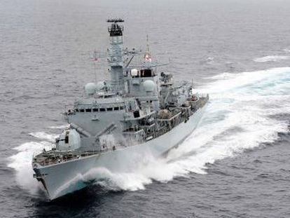 Un buque de guerra británico ahuyenta a tres barcos iraníes en el estrecho de Ormuz