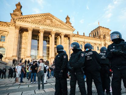 La policía vigila el entorno de la sede del Reichstag el sábado pasado en Berlín.