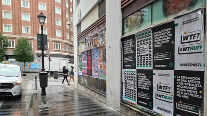 Una de las calles de Madrid con los carteles de la nueva campaña de 'El Huffpost'.