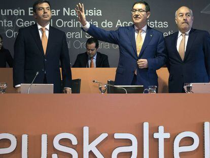 De izquierda a derecha, Francisco Arteche, consejero delegado de Euskaltel, y Alberto García Erauskin, presidente, en la junta de accionistas de 2017.