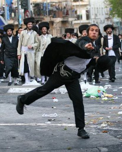 Ultraortodoxos se manifiestan en la calle lanzando piedras en las llamadas 'guerras del sabbat'.