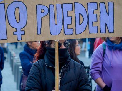 Mujeres durante una concentración contra la violencia machista en las Setas de Sevilla, el jueves.