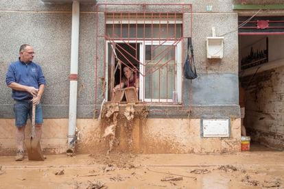 A woman removes mud from an affected house in Javalí Viejo (Murcia), this Monday.