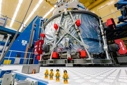 La NASA también tiene un acuerdo con la compañía Lego para que viajen algunas de sus figuras.