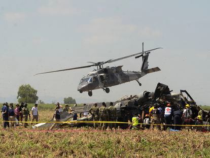 Personal de emergencia trabaja junto a un helicóptero Blackhawk de la marina que se estrelló cerca de Los Mochis, en el Estado de Sinaloa, el 15 de julio de 2022.