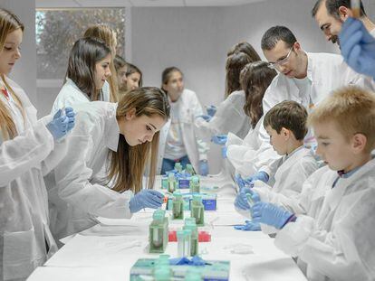 Investigadores del CNIO (Centro Nacional de Investigaciones Oncológicas) durante una jornada de puertas abiertas, con niños.