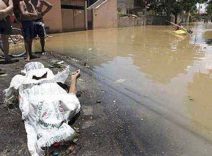 Imagen del cadáver de un hombre muerto este domingo en el norte del Estado de Río de Janeiro a causa de las fuertes lluvias.