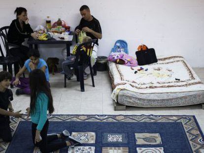 Una familia israel&iacute;, en el refugio a&eacute;reo de su casa de Ashkel&oacute;n.