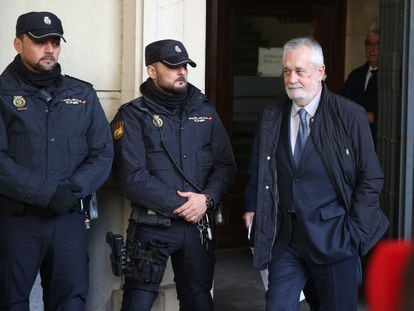 El expresidente de la Junta, José Antonio Griñán, sale de la Audiencia de Sevilla tras recibir la sentencia en el 'caso de los ERE', en noviembre de 2018.