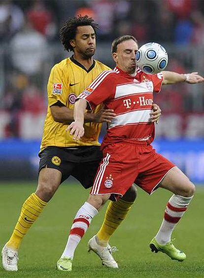 Ribéry protege el balón ante un rival del Borussia durante un partido de la Bundesliga.