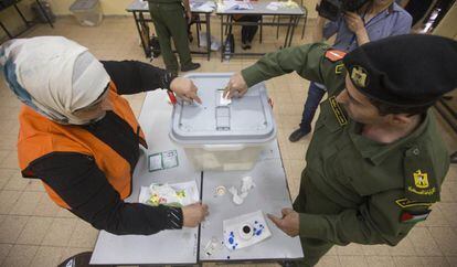 Un oficial palestino vota en Ramala, el jueves, en Ramala.