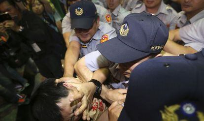 Policías de Taiwán, durante una protesta contra China el miércoles