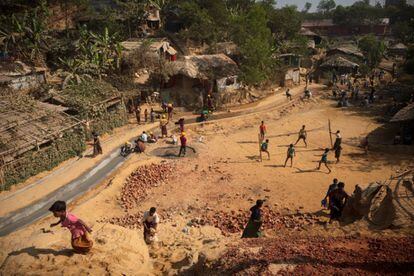 El campo de refugiados de Kutupalong en la ciudad portuaria Cox's Bazar (Bangladesh) es el más grande del mundo. Es el hogar actualmente de unos 750.000 rohingya que escapan de la discriminación y la violencia en Myanmar.