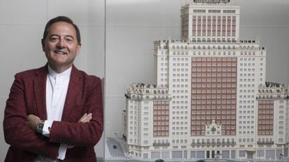 Trinitario Casanova, fundador del grupo Baraka, posa junto a la maqueta del Edificio España en sus oficinas de La Moraleja.