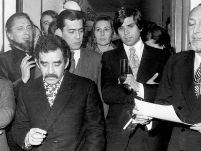 Desde la izquierda, Garc&iacute;a Hortelano, Carlos Barral, Garc&iacute;a M&aacute;rquez, y Vargas Llosa; la derecha, Jos&eacute; Mar&iacute;a Castellet, en 1970 en Barcelona.
