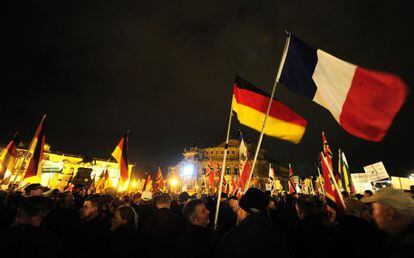 Simpatizantes del movimiento Pegida, en la marcha convocada el 16 de noviembre tras los ataques islamistas de París.