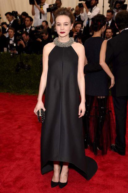 La actriz Carey Mulligan llevó un sencillo vestido negro.