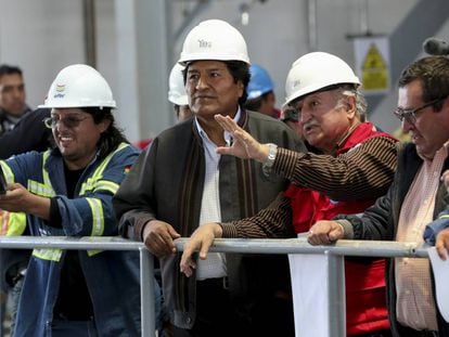 El presidente de Bolivia, Evo Morales, junto al viceministro de Energ&iacute;as, Alberto Echaz&uacute; el pasado 9 de enero.