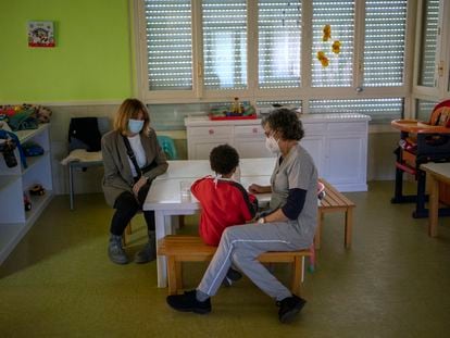 Una trabajadora acompaña a un menor durante la comida, en un centro en Segovia, en una foto de archivo.