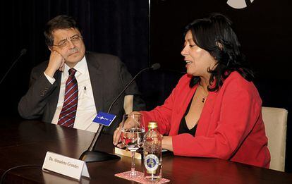 Sergio Ramírez y Almudena Grandes, en un encuentro en la Casa de América en 2011.